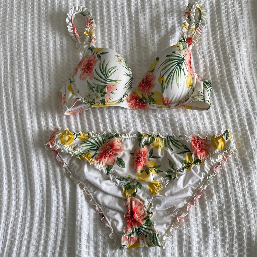 Swimsuit size 36B top and L bottom